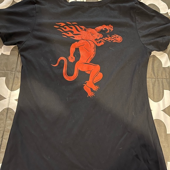 Size medium women shirt. It is very form fitting and looks like a size small - Picture 2 of 2